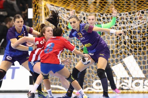 Florina-Cristina Florianu (Rumaenien, rechts) in der Abwehr Rumaenien vs Paraguay --- Handball --- Frauen-Weltmeisterschaft --- 02.12.2017 Trier Copyright: xWeissx Eibner-Pressefotox EP_rws