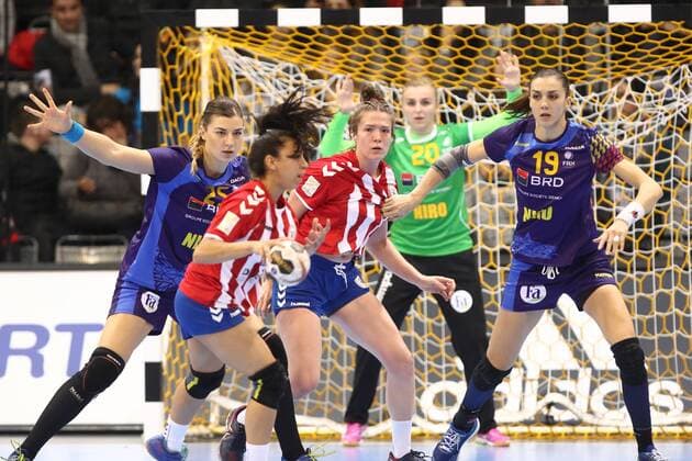 von links: Andrada-Cynthia Tomescu (Rumaenien), Sabrina Conce Fiore Canata Morinigo (Paraguay), Florina-Cristina Florianu (Rumaenien) Rumaenien vs Paraguay --- Handball --- Frauen-Weltmeisterschaft --- 02.12.2017 Trier Copyright: xWeissx Eibner-Pressefotox EP_rws