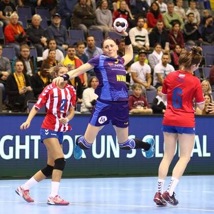 Melinda-Anamaria Geiger (Rumaenien) beim Torwurf, links: Fatima Rocio Acuna Insfran (Paraguay), rechts: Sabrina Conce Fiore Canata Morinigo (Paraguay) Rumaenien vs Paraguay --- Handball --- Frauen-Weltmeisterschaft --- 02.12.2017 Trier Copyright: xWeissx Eibner-Pressefotox EP_rws