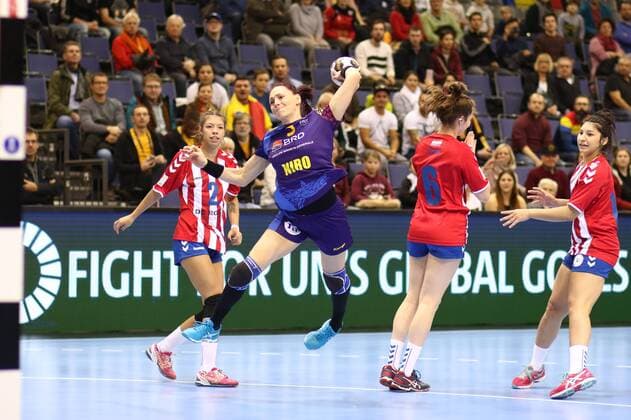 Melinda-Anamaria Geiger (Rumaenien) beim Torwurf, links: Fatima Rocio Acuna Insfran (Paraguay), rechts: Sabrina Conce Fiore Canata Morinigo (Paraguay) Rumaenien vs Paraguay --- Handball --- Frauen-Weltmeisterschaft --- 02.12.2017 Trier Copyright: xWeissx Eibner-Pressefotox EP_rws