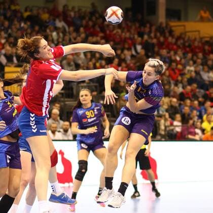 Torwurf von Cristina Laslo (Rumaenien) Rumaenien vs Paraguay --- Handball --- Frauen-Weltmeisterschaft --- 02.12.2017 Trier Copyright: xWeissx Eibner-Pressefotox EP_rws