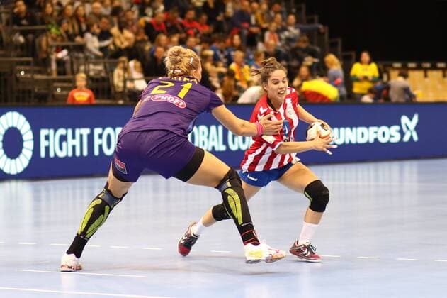 Fernanda Lujan Insfran Mora (Paraguay) im Zweikampf mit Crina-Elena Pintea (Rumaenien) Rumaenien vs Paraguay --- Handball --- Frauen-Weltmeisterschaft --- 02.12.2017 Trier Copyright: xWeissx Eibner-Pressefotox EP_rws