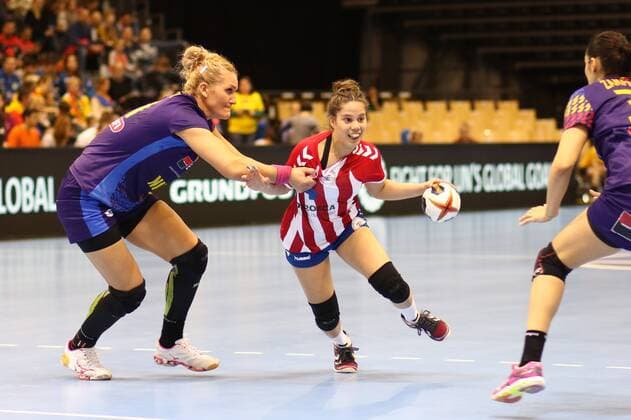 Fernanda Lujan Insfran Mora (Paraguay) im Zweikampf mit Crina-Elena Pintea (Rumaenien) Rumaenien vs Paraguay --- Handball --- Frauen-Weltmeisterschaft --- 02.12.2017 Trier Copyright: xWeissx Eibner-Pressefotox EP_rws
