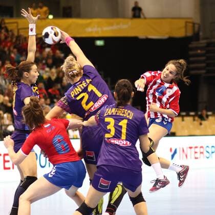 Torwurf von Fernanda Lujan Insfran Mira (Paraguay) Rumaenien vs Paraguay --- Handball --- Frauen-Weltmeisterschaft --- 02.12.2017 Trier Copyright: xWeissx Eibner-Pressefotox EP_rws