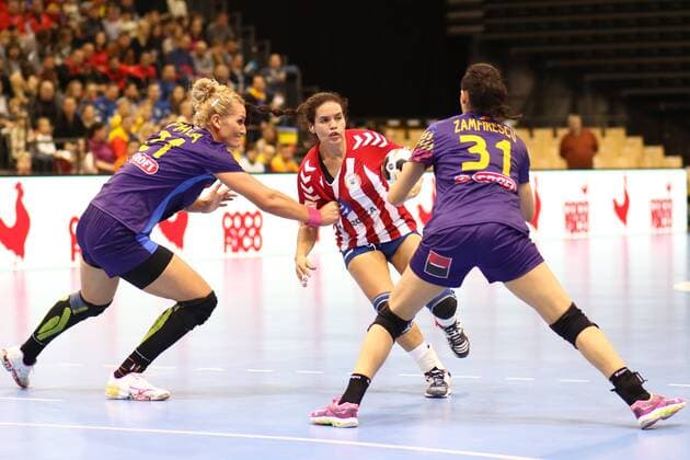 Marizza Alejandra Faria Servin (Paraguay) im Zweikampf mit Crina-Elena Pintea (Rumaenien, links) und Maria-Madalina Zamfirescu (Rumaenien) Rumaenien vs Paraguay --- Handball --- Frauen-Weltmeisterschaft --- 02.12.2017 Trier Copyright: xWeissx Eibner-Pressefotox EP_rws