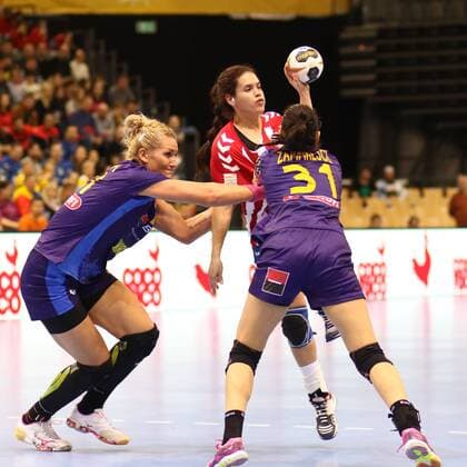 Marizza Alejandra Faria Servin (Paraguay) im Zweikampf mit Crina-Elena Pintea (Rumaenien, links) und Maria-Madalina Zamfirescu (Rumaenien) Rumaenien vs Paraguay --- Handball --- Frauen-Weltmeisterschaft --- 02.12.2017 Trier Copyright: xWeissx Eibner-Pressefotox EP_rws