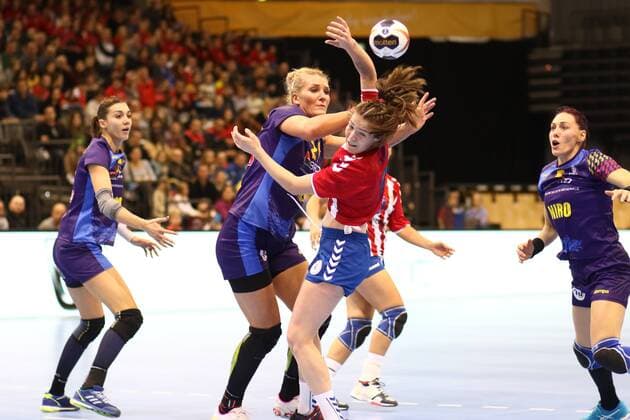Sabrina Conce Fiore Canata Morinigo (Paraguay) im Zweikampf mit Crina-Elena Pintea (Rumaenien) Rumaenien vs Paraguay --- Handball --- Frauen-Weltmeisterschaft --- 02.12.2017 Trier Copyright: xWeissx Eibner-Pressefotox EP_rws