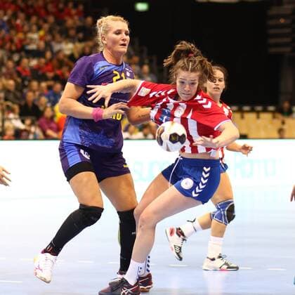 Sabrina Conce Fiore Canata Morinigo (Paraguay) im Zweikampf mit Crina-Elena Pintea (Rumaenien) Rumaenien vs Paraguay --- Handball --- Frauen-Weltmeisterschaft --- 02.12.2017 Trier Copyright: xWeissx Eibner-Pressefotox EP_rws