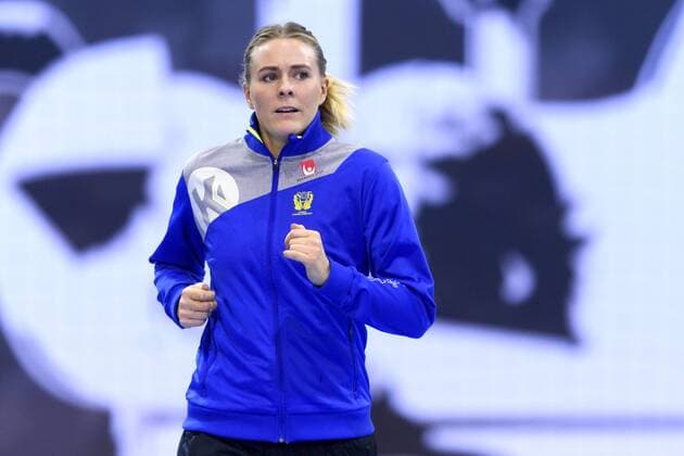 171202 Sveriges Johanna Westberg värmer upp innan matchen mellan Sverige och Polen under handbolls-VM den 2 december 2017 i Bietigheim Bissingen. Copyright: CARLxSANDIN BB171202CS003