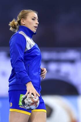 171202 Sveriges Isabelle Gullden värmer upp innan matchen mellan Sverige och Polen under handbolls-VM den 2 december 2017 i Bietigheim Bissingen. Copyright: CARLxSANDIN BB171202CS005