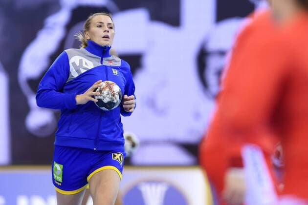 171202 Sveriges Isabelle Gullden värmer upp innan matchen mellan Sverige och Polen under handbolls-VM den 2 december 2017 i Bietigheim Bissingen. Copyright: CARLxSANDIN BB171202CS006