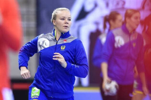 171202 Sveriges Emma Fernis innan matchen mellan Sverige och Polen under handbolls-VM den 2 december 2017 i Bietigheim Bissingen. Copyright: CARLxSANDIN BB171202CS007