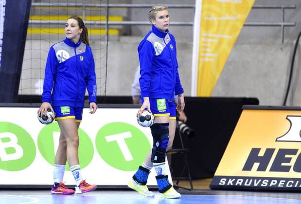 171202 Sveriges Anna Lagerquist och Jenny Alm i matchen mellan Sverige och Polen under handbolls-VM den 2 december 2017 i Bietigheim Bissingen. Copyright: CARLxSANDIN BB171202CS008