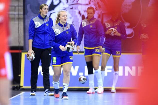 171202 Sveriges Emma Fernis innan matchen mellan Sverige och Polen under handbolls-VM den 2 december 2017 i Bietigheim Bissingen. Copyright: CARLxSANDIN BB171202CS009