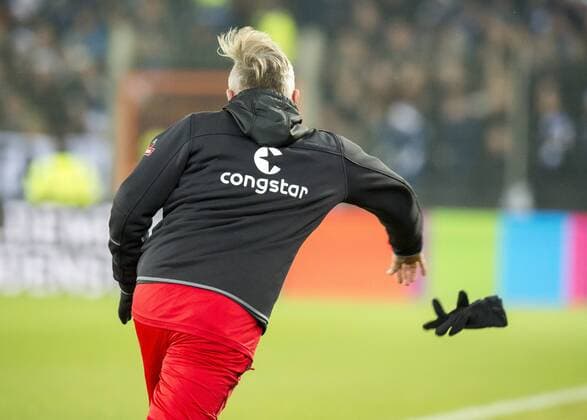 Fußball: 2. Bundesliga, Saison 2017 2018, 16. Spieltag, Arminia Bielefeld - FC St. Pauli am 01.12.2017 in der SchücoArena in Bielefeld (Nordrhein-Westfalen). St. Paulis Trainer Olaf Janßen Janssen wirft wütend seinen Handschuh auf den Boden. Copyright: xKirchner DavidxInderliedx