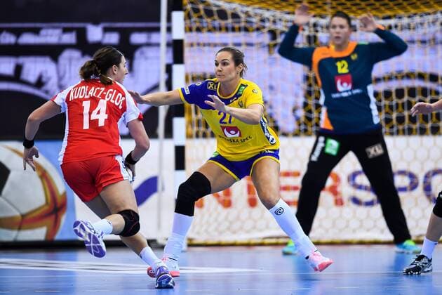 Handball, WM Damen, Schweden - Polen 171202 Polens Karolina Kudlacz-Gloc och Sveriges Sabina Jacobsen i matchen mellan Sverige och Polen under handbolls-VM den 2 december 2017 i Bietigheim Bissingen. Copyright: CARLxSANDIN BB171202CS011