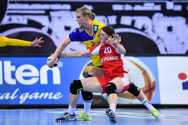 Handball, WM Damen, Schweden - Polen 171202 Sveriges Jenny Alm och Polens Joanna Drabik i matchen mellan Sverige och Polen under handbolls-VM den 2 december 2017 i Bietigheim Bissingen. Copyright: CARLxSANDIN BB171202CS013