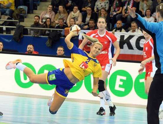Handball, WM Damen, Schweden - Polen Schweden vs. Polen Handball Frauen Weltmeisterschaft in Deutschland Saison 2017 2018 Bietigheim-Bissingen; EgeTrans Arena, 2.12.2017 TOFT HANSEN Ulrika, Schweden, hinten KOBYLINSKA MONIKA, Polen