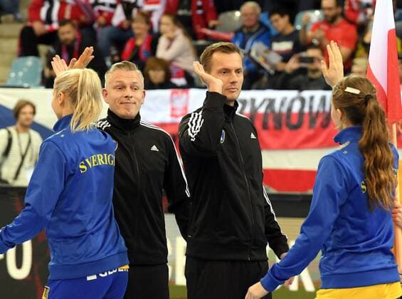 Schweden vs. Polen Handball Frauen Weltmeisterschaft in Deutschland Saison 2017 2018 Bietigheim-Bissingen; EgeTrans Arena, 2.12.2017 Die Deutsche Schiedsrichter v. li. Robert Schulze und Tobias Tönnies