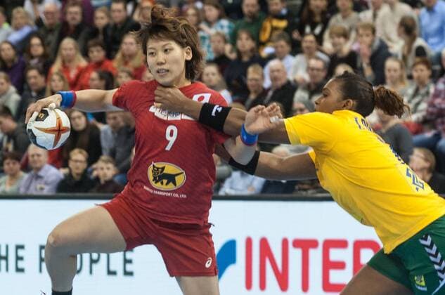 GER, IHF WM 2017, Brasilien (BRA) vs Japan (JPN) 02.12.2017, EWE Arena, Oldenburg, Germany, 23.IHF World Championship WM Weltmeisterschaft 2017 Women, first round, Group C, Brasilien vs Japan, im Bild Tamires ARAUJO (Brasilien 7) Aya YOKOSHIMA (JPN 9)