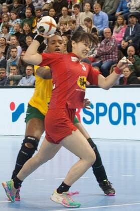 GER, IHF WM 2017, Brasilien (BRA) vs Japan (JPN) 02.12.2017, EWE Arena, Oldenburg, Germany, 23.IHF World Championship WM Weltmeisterschaft 2017 Women, first round, Group C, Brasilien vs Japan, im Bild Tamires ARAUJO (Brasilien 7) Kaho SUNAMI (JPN 3)
