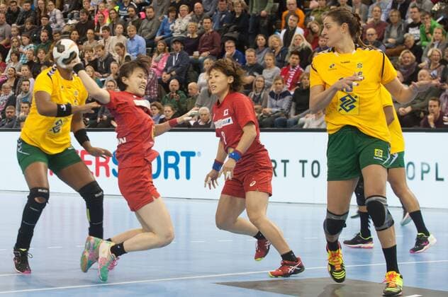 GER, IHF WM 2017, Brasilien (BRA) vs Japan (JPN) 02.12.2017, EWE Arena, Oldenburg, Germany, 23.IHF World Championship WM Weltmeisterschaft 2017 Women, first round, Group C, Brasilien vs Japan, im Bild Tamires ARAUJO (Brasilien 7) Kaho SUNAMI (JPN 3)