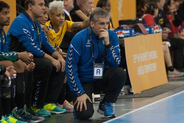 GER, IHF WM 2017, Brasilien (BRA) vs Japan (JPN) 02.12.2017, EWE Arena, Oldenburg, Germany, 23.IHF World Championship WM Weltmeisterschaft 2017 Women, first round, Group C, Brasilien vs Japan, im Bild Jorge DUENAS DE GALARZA (Brasilien Coach A)