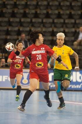 GER, IHF WM 2017, Brasilien (BRA) vs Japan (JPN) 02.12.2017, EWE Arena, Oldenburg, Germany, 23.IHF World Championship WM Weltmeisterschaft 2017 Women, first round, Group C, Brasilien vs Japan, im Bild Samira ROCHA (Brasilien 4) Shiori NAGATA (JPN 28)