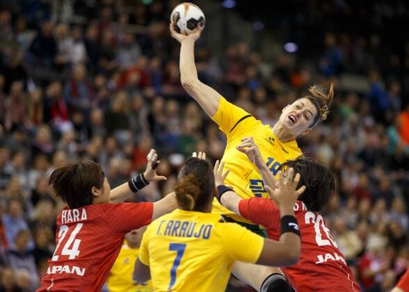 Oldenburg, Niedersachsen, DEU, 02.12.2017, Eduarda Taleska (Mitte, Brazil; Club: Gyor), Nozomi Hara (links, Japan; Club: Mie Violet Iris), Shiori Nagata (rechts, Japan; Club: Omron). Brazil vs. Japan. Handball Weltmeiserschaft der Frauen Deutschland 2017, Vorrunde Gruppe C. Brazil vs. Japan - Handball Weltmeiserschaft der Frauen Deutschland