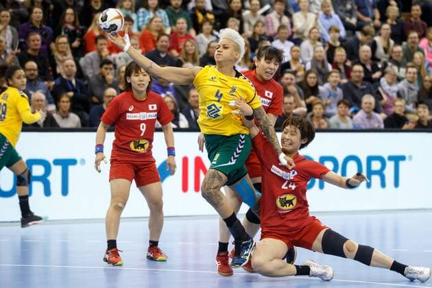 Oldenburg, Niedersachsen, DEU, 02.12.2017, Samira Rocha (links, Brazil; Club: Kisvarda Master Good) und Nozomi Hara (rechts, Japan; Club: Mie Violet Iris). Brazil vs. Japan. Handball Weltmeiserschaft der Frauen Deutschland 2017, Vorrunde Gruppe C. Brazil vs. Japan - Handball Weltmeiserschaft der Frauen Deutschland