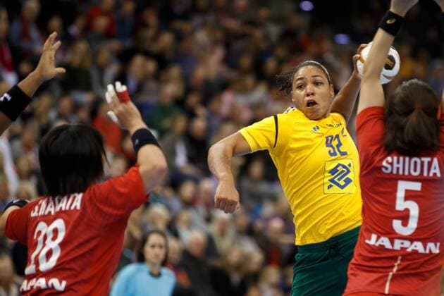 Oldenburg, Niedersachsen, DEU, 02.12.2017, Patricia Silva (Mitte, Brazil; Club: Thueringer HC), Sayo Shiota (rechts, Japan; Club: Hokkoku Bank ) und Shiori Nagata (links, Japan; Club: Omron ). Brazil vs. Japan. Handball Weltmeiserschaft der Frauen Deutschland 2017, Vorrunde Gruppe C. Brazil vs. Japan - Handball Weltmeiserschaft der Frauen Deutschland