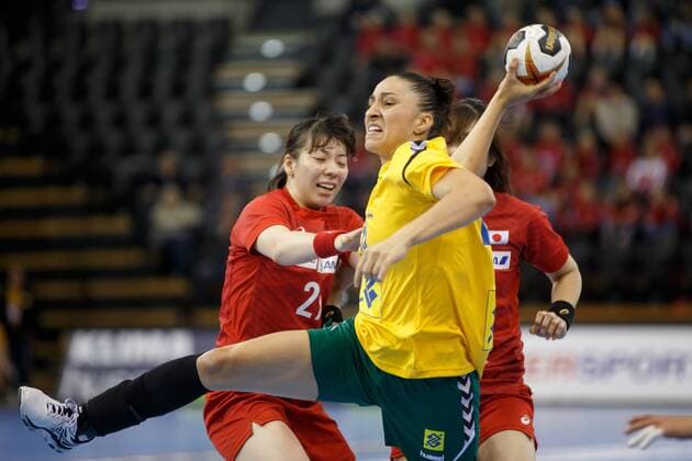 Oldenburg, Niedersachsen, DEU, 02.12.2017, Patricia Machado (Mitte, Brazil; Club: Vistal Gdynia) und Anri Matsumura (links, Japan; Club: Sony Semiconductor Manufacturing ). Brazil vs. Japan. Handball Weltmeiserschaft der Frauen Deutschland 2017, Vorrunde Gruppe C. Brazil vs. Japan - Handball Weltmeiserschaft der Frauen Deutschland