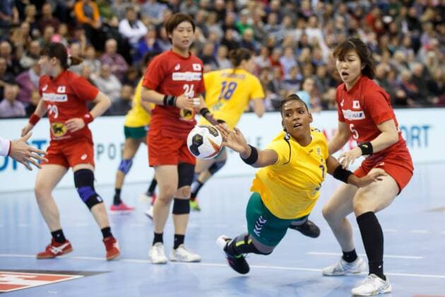 Oldenburg, Niedersachsen, DEU, 02.12.2017, Tamires Arajo (Mitte, Brazil; Club: Larvik HK) und Sayo Shiota (rechts, Japan; Club: Hokkoku Bank ). Brazil vs. Japan. Handball Weltmeiserschaft der Frauen Deutschland 2017, Vorrunde Gruppe C. Brazil vs. Japan - Handball Weltmeiserschaft der Frauen Deutschland