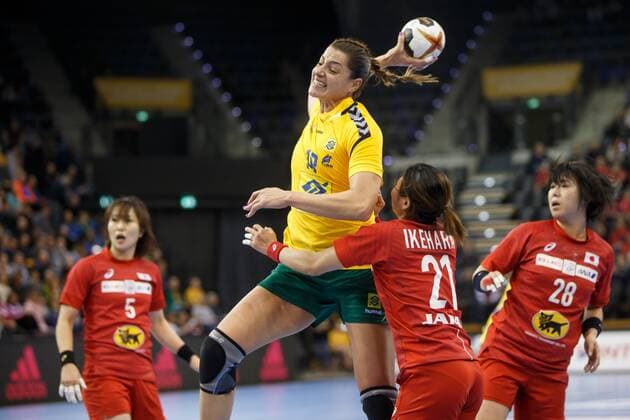 Oldenburg, Niedersachsen, DEU, 02.12.2017, Elaine Barbosa (Mitte, Brazil; Club: Kastamonu Belediyesi GSK), Ayaka Ikehara (2. v. rechts, Japan; Club: Nykoebing Falster Haandboldklub NFH) und Anri Matsumura (rechts, Japan; Club: Sony Semiconductor Manufacturing ). Brazil vs. Japan. Handball Weltmeiserschaft der Frauen Deutschland 2017, Vorrunde Gruppe C. Brazil vs. Japan - Handball Weltmeiserschaft der Frauen Deutschland