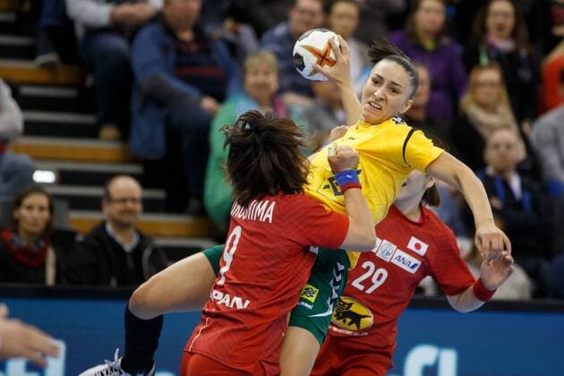 Oldenburg, Niedersachsen, DEU, 02.12.2017, Patricia Machado (Mitte, Brazil; Club: Vistal Gdynia), Aya Yokoshima (links, Japan; Club: Hokkoku Bank ) und Anri Matsumura (rechts, Japan; Club: Sony Semiconductor Manufacturing ). Brazil vs. Japan. Handball Weltmeiserschaft der Frauen Deutschland 2017, Vorrunde Gruppe C. Brazil vs. Japan - Handball Weltmeiserschaft der Frauen Deutschland