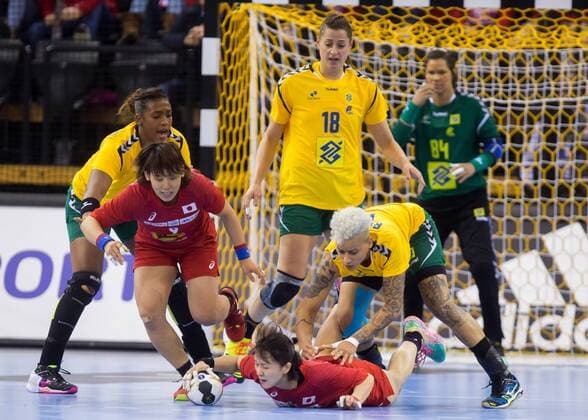 Oldenburg, Niedersachsen, DEU, 02.12.2017, Kaho Sunami (rechts, Japan; Club: Sony Semiconductor Manufacturing ), Aya Yokoshima (links, Japan; Club: Hokkoku Bank ), Tamires Arajo (links, Brazil; Club: Larvik HK) und Dayane da Rocha (rechts, Brazil; Club: Unip Sao Bernardo). Brazil vs. Japan. Handball Weltmeiserschaft der Frauen Deutschland 2017, Vorrunde Gruppe C. Brazil vs. Japan - Handball Weltmeiserschaft der Frauen Deutschland
