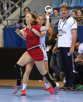 02.12.2017, Deutschland, Bietigheim, Handball Weltmeisterschaft der Frauen: Länderspiel Tschechien vs. Argentinien: v.l. Helena Rysankova (CZE), Elke osselinne Karsten (ARG)