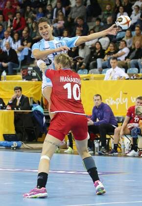 02.12.2017, Deutschland, Bietigheim, Handball Weltmeisterschaft der Frauen: Länderspiel Tschechien vs. Argentinien: v.l. Manuela Pizzo (ARG), Petra Manakova (CZE)