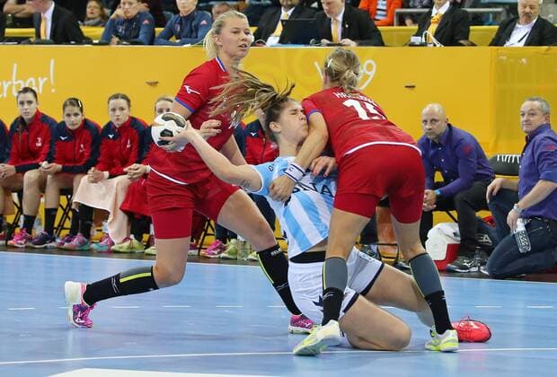 02.12.2017, Deutschland, Bietigheim, Handball Weltmeisterschaft der Frauen: Länderspiel Tschechien vs. Argentinien: v.l. Kamila Kordovska (CZE), Elke Josselinne Karsten (ARG), Michaela Hrbkova (CZE)