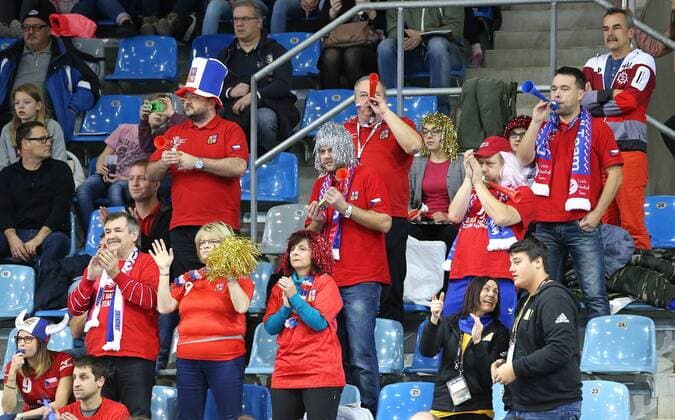 02.12.2017, Deutschland, Bietigheim, Handball Weltmeisterschaft der Frauen: Länderspiel Tschechien vs. Argentinien: Tschechische Fans, Fan, Zuschauer