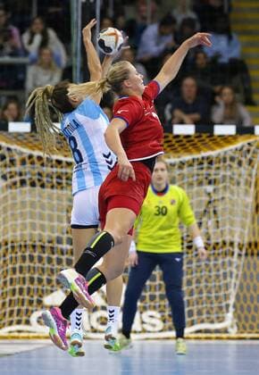 02.12.2017, Deutschland, Bietigheim, Handball Weltmeisterschaft der Frauen: Länderspiel Tschechien vs. Argentinien: v.l. Camila Bonazzola (ARG), Dominika Zachova (CZE)