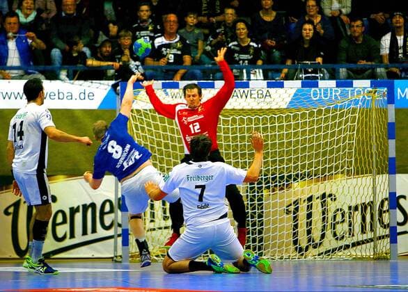 Bengt Bornhorn (Aue) überwindet Torhüter Mario Huhnstock (Dresden) , links Gabriel De Santis (Dresden) , rechts Göde (Dresden) Handball 2.Liga 2017 18 EHV Aue - HC Elbflorenz Dresden am 2.12.2017 EHV Aue - HC Elbflorenz Dresden