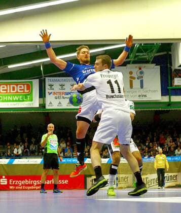 Abgeblockt wird hier Eric Meinhardt (Aue) von Arseniy Buschmann (Dresden, vorn) Handball 2.Liga 2017 18 EHV Aue - HC Elbflorenz Dresden am 2.12.2017 EHV Aue - HC Elbflorenz Dresden