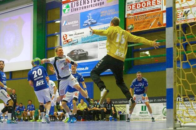 Henning Quade (Dresden) überwindet Torhüter Robert Wetzel (Aue) Handball 2.Liga 2017 18 EHV Aue - HC Elbflorenz Dresden am 2.12.2017 EHV Aue - HC Elbflorenz Dresden