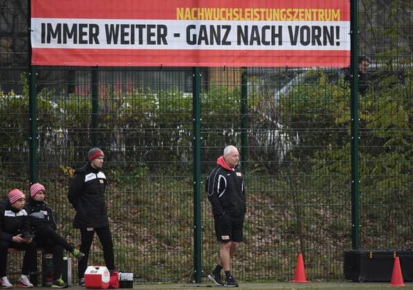 Fussball, Nachwuchs, Saison 2017 2018, A-Jugend, Bundesliga, Staffel Nord Nordordost (14. Spieltag), 1. FC Union Berlin - RB Leipzig (0:3), v. l. Co-Trainer Willi Weiße (U19, 1. FC Union Berlin), Trainer Andre Hofschneider (U19, 1. FC Union Berlin) vor einer Fahne des Nachwuchsleistungs-Zentrums, 02.12. 2017, Copyright: xMatthiasxKochx
