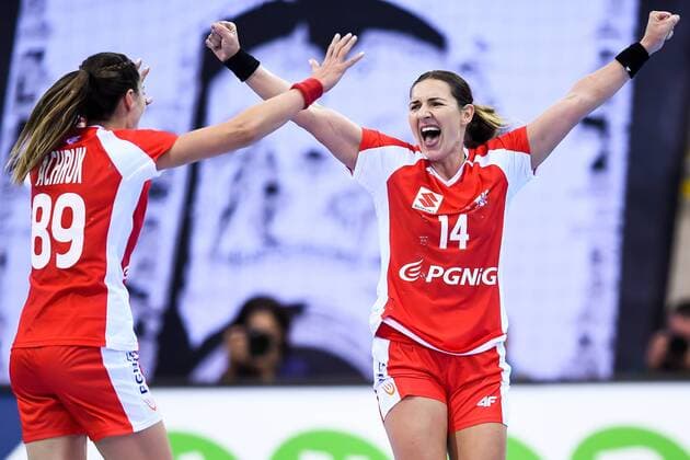 Handball, WM Damen, Schweden - Polen 171202 Polens Kinga Achruk och Karolina Kudlacz-Gloc jublar i matchen mellan Sverige och Polen under handbolls-VM den 2 december 2017 i Bietigheim Bissingen. Copyright: CARLxSANDIN BB171202CS024
