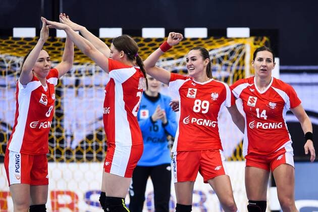 Handball, WM Damen, Schweden - Polen 171202 Polens Monika Kobylinska, Joanna Drabik, Kinga Achruk och Karolina Kudlacz-Gloc jublar i matchen mellan Sverige och Polen under handbolls-VM den 2 december 2017 i Bietigheim Bissingen. Copyright: CARLxSANDIN BB171202CS025