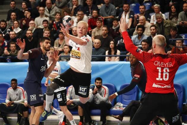 Magnus Jensen (Aalborg) vs Thierry Omeyer (paris) HANDBALL : Velux EHF Champions League - Paris vs Aalborg - Paris - 02 12 2017 StephenCaillet Panoramic 