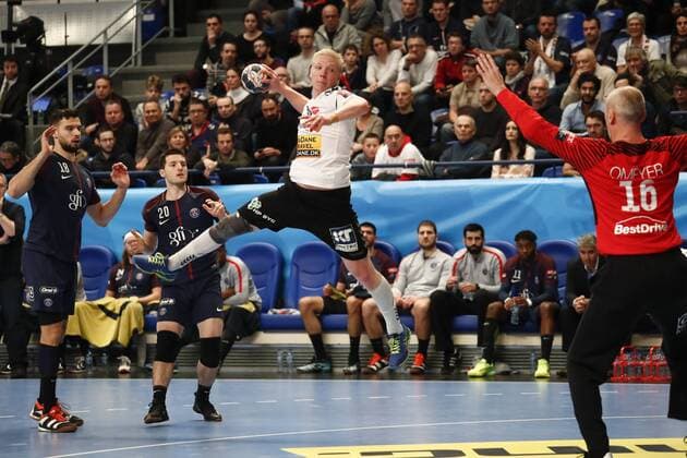Magnus Jensen (Aalborg) vs Thierry Omeyer (paris) HANDBALL : Velux EHF Champions League - Paris vs Aalborg - Paris - 02 12 2017 StephenCaillet Panoramic 