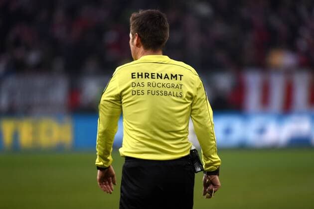 Fußball, Bundesliga-Schiris mit Ehrenamt - Das Rückgrat des Fußballs Schriftzug auf dem Rücken 02.11.2017 Mainz, Opel-Arena 1. Bundesliga Fussball Saison 2017 2018 Fussball, FSV Mainz 05 gegen FC Augsburg (FCA) Freisteller Schiedsrichter Frank Willenborg mit dem Motto des Tages auf dem Rücken - Ehrenamt das Rückgrat des Fussballs *** 02 11 2017 Mainz Opel Arena 1 Bundesliga Football Season 2017 2018 Football FSV Mainz 05 against FC Augsburg FCA Freisteller Frank Willenborg with the motto of the day on his back Ehrenamt the backbone of football
